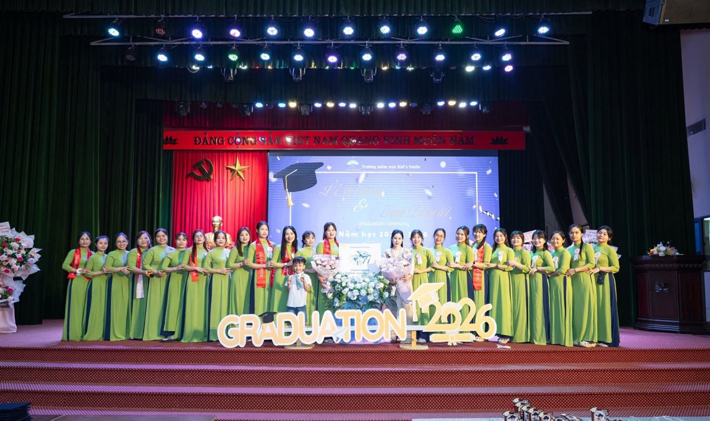 Tập thể giáo viên tại Lễ tổng kết, biển Graduation 2026