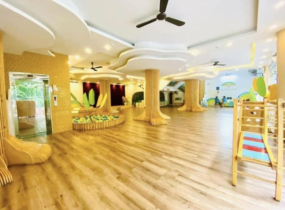 Sảnh chính với cột cây gỗ, hồ bóng và thang leo
